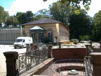 Das historische Gebäude bekam 2004 einen modernen Anbau für das 'Kleine Spiel'.