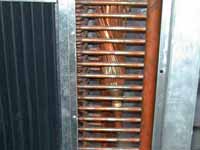 Das Kombi-Register Verflüssiger/Verdampfer der APESS RF-Anlage.